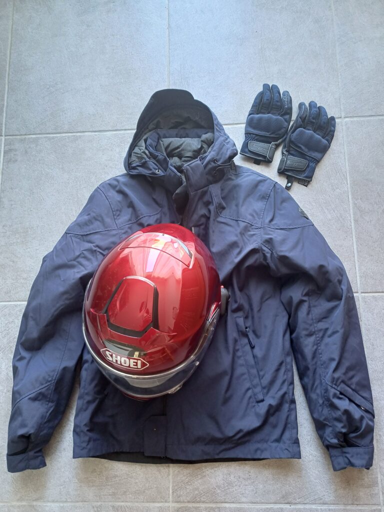 Équipement homologué pour la moto : beste, gants et casque