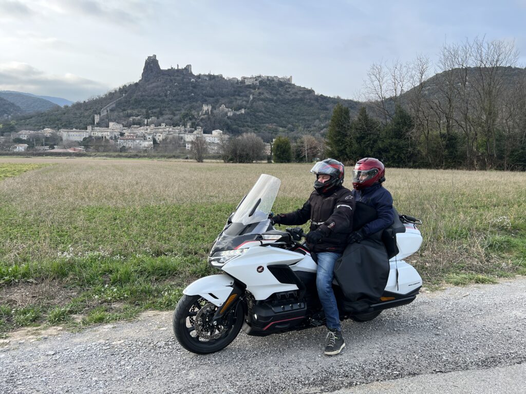Moto Véhicule Honda Goldwing 2024 DCT Touring sur une route gravier arrière pays Drome