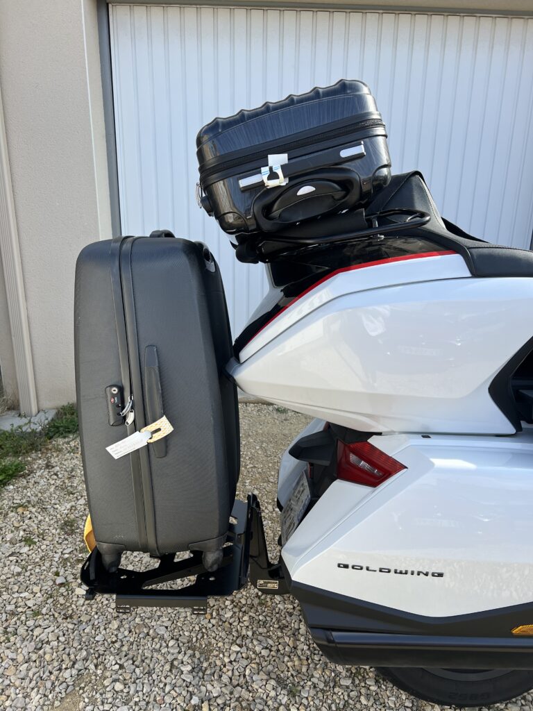 Vue du porte bagages à l'arrière de la moto. Grande capacité